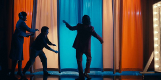 Gdy Arthur wchodzi na scenę programu, który prowadzi postać Roberta De Niro, cała sekwencja przywodzi na myśl telewizyjny występ Jokera w legendarnym komiksie „Powrót Mrocznego Rycerza”. Nie możemy wykluczyć, że popularność Arthura w obliczu strajków i paraliżu miasta wzrosła, a on sam stał się kimś w rodzaju trybuna ludowego.