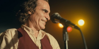 Alan Moore w komiksie „Zabójczy żart” jako pierwszy tak dobitnie pokazał, że podchodzenie do genezy Jokera wcale nie musi być kanoniczne. Wydaje się, że Phillips wybrał podobne podejście, na co dowodem mogą być ukazane w zwiastunie stand-upowe występy Arthura. Nie bez znaczenia jest zapewne także fakt, że to w ich trakcie po raz pierwszy widzimy słynny śmiech Jokera.