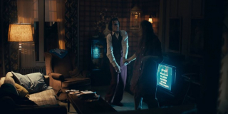 Gdy Arthur tańczy z matką oglądając program telewizyjny, widzimy jego napisy końcowe. Pojawiają się tu nazwiska Bena Gatollariego i Michaela Auszury – pierwszy na planie filmu był asystentem koordynatora produkcji, drugi asystentem dyrektora artystycznego.