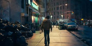 Gdy Arthur mija ulice Gotham, naszym oczom ukazuje się logo apteki Holmes. Nawiązania do Sherlocka Holmesa są wszechobecne w mitologii Batmana. Zupełnie przypadkowy jest natomiast fakt, że nazwisko Holmes nosił również morderca, który strzelał do ludzi w czasie premiery „Mrocznego Rycerza” w Aurorze w amerykańskim stanie Kolorado.