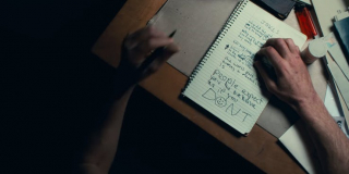 Arthur, które to imię początkowo nosi Joker, spisuje swoje pomysły na żarty – dokładnie tak, jak robił to w legendarnym komiksie „Zabójczy żart” Alana Moore’a. Intryguje zwłaszcza jeden z nich: „Co jest najgorsze w chorobie psychicznej? Ludzie oczekują, że będziesz zachowywał się tak, jakbyś jej nie miał”. Może to sugerować, że Arthur zdaje sobie sprawę z własnej choroby już na tym etapie historii.