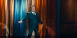 Robert De Niro jako gospodarz programu telewizyjnego. Warto przypomnieć, że aktor wcielał się już w podobną postać w filmie „Król komedii” z 1982 roku (co ciekawe, jego reżyserem był Martin Scorsese), gdzie zagrał nie do końca zrównoważonego psychicznie Ruperta Pupkina, który nieustannie fantazjował o zostaniu gwiazdą telewizji. De Niro niejednoznacznie odpowiada na pytanie o to, czy de facto gra tę samą postać – na razie mówi o inspiracji na tym polu.