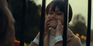 Chłopcem, na którego twarzy Joker własnymi palcami chce wywołać uśmiech, jest Bruce Wayne – w jego rolę wcieli się Dante Pereira-Olson. Niektórzy z komentatorów starają się przekonać, że Arthur pociesza Bruce’a najprawdopodobniej już po śmierci jego rodziców, choć oczywiście do tych spekulacji powinniśmy na razie podchodzić z dystansem.