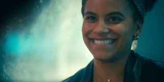 Na poniższym kadrze widzimy Zazie Beetz jako Sophie Dumond. Postać ta może mieć kluczowy wpływ na ewolucję Arthura – opis castingowy zdradzał bowiem, że jest ona ofiarą niesprawiedliwości społecznej w Gotham, samotną matką, która próbuje wiązać koniec z końcem. Wydaje się, że tło społeczne będzie miało olbrzymie znaczenie w samym filmie; prawdopodobnie nieprzypadkowo reżyser Todd Phillips tak często ukazuje panoramę miasta.