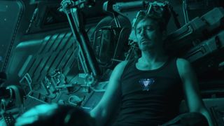 Na statku Benatar Tony ma na sobie tę samą koszulkę, którą nosił w jaskini w filmie „Iron Man”.
