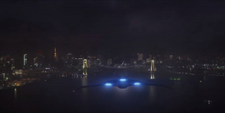 Materiał raz jeszcze pokazuje scenę, którą wiedzieliśmy także w poprzednim zwiastunie – Czarna Wdowa na pokładzie statku Quinjet (czy raczej jego nowej wersji) podchodzi do lądowania w Tokio, o czym zaświadczają charakterystyczne dla stolicy Japonii budynki w tle.