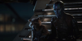 Wygląda na to, że Nebula w swojej żałobie odnajdzie zrozumienie w Rockecie – przypomnijmy, że wcześniej określała go choćby mianem „głupiego lisa”. Warto też zwrócić uwagę, że Szop w trakcie kampanii promocyjnej zaprezentował nam już 3 różne stroje (choć niektórzy starają się przekonać o istnieniu aż 4).