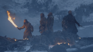 7. Bitwa za Murem (s07e06) - walka Daenerys i jej smoków z armią Białych Wędrowców po raz pierwszy zaprezentowała nam prawdziwe starcie Lodu i Ognia w produkcji. Majestatyczne, płomienne bestie siały spustoszenie wśród nieumarłych, jednak Ci również nie byli dłużni, co przerodziło się w ciekawy pojedynek dwóch kontrastowych sił.