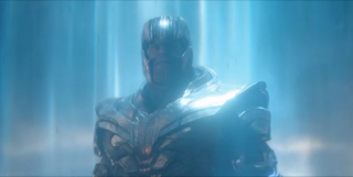 Thanos w zbroi otwiera tunel czasoprzestrzenny. Najprawdopodobniej w tym celu używa Kamienia Przestrzeni, co potwierdza, że Rękawica Nieskończoności wciąż działa. Przypomnijmy, że Joe Russo w komentarzu do „Wojny bez granic” mówił o jej poważnych uszkodzeniach, które wpłynęły także na samego złoczyńcę.