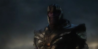 Proponowałbym postrzegać dwa ujęcia z Thanosem – to, gdy siedzi, i to, gdy pojawia się na tle niebieskiej poświaty Tesseraktu, traktować oddzielnie. Pierwsze z nich wygląda również na pierwsze spotkanie Mścicieli ze złoczyńcą w filmie, drugie najprawdopodobniej pochodzi z dalszej części historii. Możliwych wytłumaczeń jest wiele; jedno z nich zakłada, że Avengers łączą siły z antagonistą, by zmierzyć się z jeszcze większym zagrożeniem. Inna jest jeszcze ciekawsza – w opowieści dojdzie do powstania multiwersum, a Thanos otwierający tunel jest inną wersją postaci…