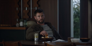 Pierwszy zwiastun mógł sugerować, że Mściciele są rozbici – najnowszy potwierdza jednak raz jeszcze, że jest wręcz przeciwnie. Thor od początku znajduje się więc w Avengers Compound i z konstrukcji materiału możemy wywnioskować, że rozmawia o dalszych działaniach z Rhodeyem.