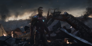 Tony znów ma na sobie zbroję Mark 85. W sieci pojawiają się różne teorie na temat tego, jaką lokację widzimy w tle. Mówi się choćby o macierzystej planecie Thanosa, Tytanie, jednak widoczna tu architektura i urządzenia wskazywałyby raczej na ludzką technologię. Nie możemy więc wykluczyć, że bitwa rozegrała się w pobliżu Avengers Compound.