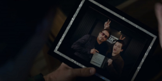 Wygląda na to, że Tony nadal bardzo przeżywa utratę Petera Parkera. Co ciekawe, w tym momencie słyszymy słowa Thanosa o nieradzeniu sobie z porażką – Szalony Tytan najwidoczniej nie jest zadowolony z faktu, że Mściciele ruszyli za nim w pogoń. Zdaje też sobie sprawę z tego, że byli niezwykle bliscy pokonania go.