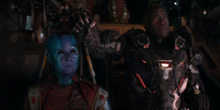 Prawdopodobnie nieprzypadkowo zaraz po ostatnim ujęciu widzimy kadr z Nebulą. Przypomnijmy, że to właśnie ona miała ogromny wpływ na pokonanie Thanosa w komiksowej historii. Z kolei War Machine wciąż ma na sobie znaną już choćby z „Wojny bez granic” zbroję Mark IV – kampania promocyjna wyjawiła jednak, że Rhodey będzie korzystał z nowych kostiumów, w tym najprawdopodobniej z odpowiednika Hulkbustera.