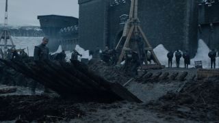 5. Bitwa o Winterfell (s08e03) - najbardziej kontrowersyjna bitwa w serialu. Część widzów ma za złe twórcom, że tak istotne starcie jest praktycznie niewidoczne, inni podziwiają umiejętne oddanie ponurego nastroju Długiej Nocy. O ile wydarzenia z pola bitwy rzeczywiście wypadają mizernie, to perełki takie jak światełka Dothraków pożerane przez ciemność czy Arya eksterminująca umarłych wewnątrz Cytadeli nadają klimatu całości. Bitwa miała swoje lepsze i gorsze chwile, ale nie da się ukryć, że tak ważna konfrontacja powinna być bardziej dopieszczona pod względem technicznym i fabularnym.