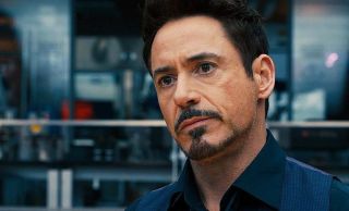 Zmarły Tony zostawił Pepper i Morgan wiadomość w postaci hologramu. Warto zauważyć, że w komiksach Stark szkolił swoją następczynię, Riri Williams, późniejszą Iron Heart, jako sztuczna inteligencja.