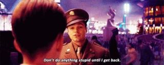 Steve żegna Bucky’ego słowami: „Nie zrób niczego głupiego do mojego powrotu”. Tak samo Barnes żegnał Rogersa, zanim wyruszył na front II wojny światowej.