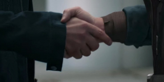 Bodajże najpiękniejszy moment kampanii promocyjnej – Cap i Tony podają sobie dłonie. Nie słuchajcie pojawiających się w sieci teorii, według których za Capem miałaby znajdować się jeszcze jedna postać, choćby Ant-Man. Po powiększeniu ujęcia wyraźnie widać niebieski rękaw i czerwień i biel układające się w pasy – to po prostu strój Steve’a.