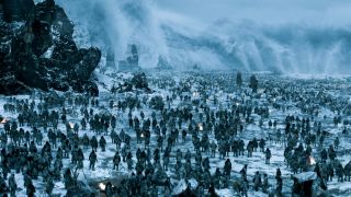 2. Bitwa pod Hardhome (s05e08) - jedno z najbardziej efektownych i najdroższych starć w serialu. Ta bitwa (a właściwie masakra) to pierwsza tego typu scena, której twórcy nie zamierzali przedstawić w oszczędny - jak wcześniej - sposób. Zdjęcia trwały miesiąc, a całość Kit Harrington określił jako "dwukrotnie większy wysiłek, niż podczas kręcenia bitwy o Czarny Zamek". W tej walce Jon Snow i kilku członków Nocnej Straży połączyli siły z Dzikimi w obliczu zagrożenia ze strony Innych.