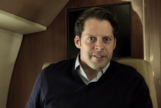 2001: Dłoń doprowadza do katastrofy lotniczej, w której giną Wendell i Heather Rand. Ich syn Danny zostaje sierotą. 