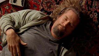 W siedzibie Avengers Tony określa Thora mianem „Lebowskiego” – to nawiązanie do filmu „Big Lebowski”. Przypomnijmy, że w rolę Kolesia wcielił się w nim Jeff Bridges, który w pierwszym „Iron Manie” pojawił się na ekranie jako złoczyńca Obadiah Stane aka Iron Monger.