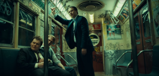 Scena pobicia Arthura w metrze najprawdopodobniej nawiązuje do historii z grudnia 1984 roku, gdy trzech napastników napadło na Berniego Goetza, znanego później jako „Mściciel z metra”. W czasie ataku wyjął on bowiem broń i zabił swoich niedoszłych oprawców.