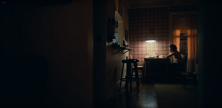 Mieszkanie Arthura wygląda jak mieszkanie Bickle’a z „Taksówkarza” lub Jake’a LaMotty z „Wściekłego byka”. Co ciekawe, prawdziwy LaMotta po skończeniu kariery bokserskiej również próbował swoich sił jako komik.