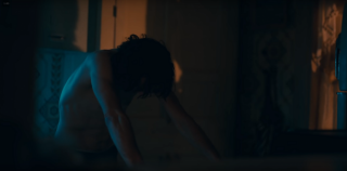 Odchudzone ciało Arthura i przybieranie przez niego charakterystycznych póz przywodzi na myśl z jednej strony Travisa Bickle’a z „Taksówkarza”, weterana wojny w Wietnamie, który zatrudniając się jako taksówkarz pragnął walczyć z „robactwem” Nowego Jorku, z drugiej zaś Trevora Reznika z „Mechanika”, wycieńczonego psychicznie i fizycznie robotnika, który nie jest w stanie odróżnić urojeń od rzeczywistości.