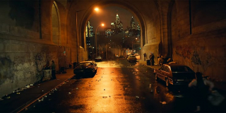 Wiemy już, że akcja filmu ma rozgrywać się w 1981 roku. Jeśli ekranowe Gotham faktycznie wzorowane jest na Nowym Jorku, to niektórzy badacze uznaję ten rok za jeden z najtrudniejszych we współczesnej historii miasta – wszystko przez zalewającą go falę przestępczości i renesans działania organizacji mafijnych.