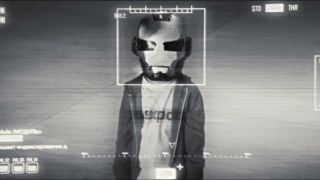 Morgan wyciąga hełm Iron Mana – jest on podobny do tego, który nosił uratowany przez Tony’ego chłopiec w produkcji „Iron Man 2” (w ramach retconu wyjawiono, że był to Peter Parker).