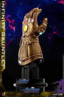 Avengers: Koniec gry - Rękawica Nieskończoności Thanosa firmy Hot Toys