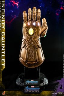 Avengers: Koniec gry - Rękawica Nieskończoności Thanosa firmy Hot Toys