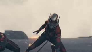 1987: W trakcie misji mającej zatrzymać rakietę balistyczną Janet van Dyne kurczy się do rozmiarów subatomowych, zostając uwięzioną w Wymiarze Kwantowym.