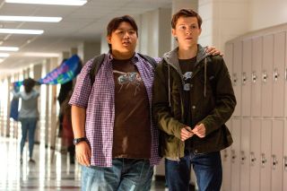 Jedna z końcowych scen produkcji "Avengers: Koniec gry", w której Peter wraca po wymazaniu do liceum, jest jednocześnie sekwencją otwierającą film "Spider-Man: Daleko od domu".