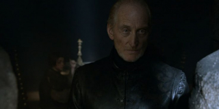 Gdy poznajemy postać Tywina Lannistera, obdziera on ze skóry jelenia. Charles Dance w rzeczywistości wykonywał to na niedawno upolowanym, prawdziwym jeleniu – ten zabieg aktor przeprowadził po raz pierwszy w swoim życiu. 