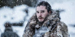 Po przeróżnych wyciekach odpowiedzialni za serial uznali, że będą specjalnie kręcić sceny, które i tak nie znajdą się na ekranie. Kit Harrington przyznał, że w trakcie prac nad 7. sezonem wziął udział w powstawaniu trzech fałszywych sekwencji – tworzono je wtedy, gdy plan produkcji obserwowali paparazzi. 