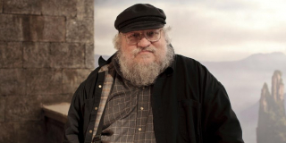 W trakcie prac nad 1. sezonem George R.R. Martin otrzymał rozdartą paczkę, w której miały znajdować się 2 scenariusze – paczka była jednak pusta. Żaden z tych skryptów nie ujrzał jednak jak do tej pory światła dziennego.