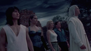 Mortal Kombat: Annihilation to bezpośrednia kontynuacja poprzedniczki, ale nie brakuje tutaj błędów i niedociągnięć - postacie pojawiają się w innych ubraniach niż w scenach kończących wcześniejszy film, a okulary Johnny'ego Cage'a zostają w magiczny sposób naprawione.
