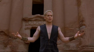 Mortal Kombat: Annihilation to bezpośrednia kontynuacja wcześniejszego filmu, ale aż trzech członków głównej obsady nie powróciło w swoich rolach - byli to Christopher Lambert, Linden Ashby i Bridgette Wilson-Sampras.