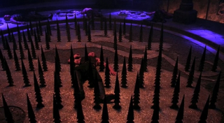 Brutalność to jeden z najbardziej rozpoznawalnych elementów serii Mortal Kombat. Początkowo zakładano, że i filmy będą zawierały znacznie większą dawkę przemocy. Studio naciskało jednak na niższą kategorię wiekową, w związku z czym konieczne było ograniczenie brutalnych elementów.