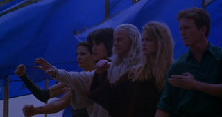 Mortal Kombat to film, w którym aktorzy brali udział we wszystkich scenach walki. Wiązało się to z licznymi kontuzjami - Robin Shou, wcielający się w Liu Kanga złamał żebra, a kontuzja nadgarstka w trakcie treningów wyeliminowała z udziału w filmie... Cameron Diaz.