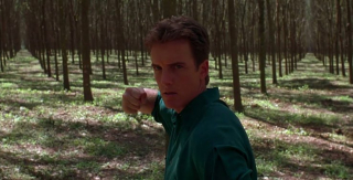 Johnny Cage w filmie walczy w postawie Skorpiona z gry Mortal Kombat II.