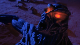 Film z 1995 roku kilkukrotnie nawiązuje do drugiej części serii gier. Pojawiają się tu m.in. Reptile, Kitana czy Shao Kahn - żadna z tych postaci nie pojawiła się w grze z 1992 roku.