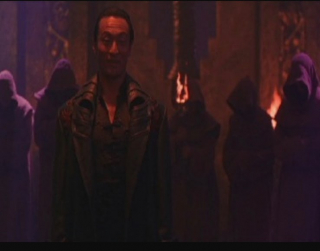Postacie znane jako "Shadow Priests" pojawiają się w grze Mortal Kombat II jedynie w tle na jednej z aren. W filmie odgrywają większą rolę - towarzyszą Shang Tsungowi w próbie pokonania Liu Kanga