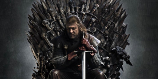 Żelazny Tron jest kompozycją złożoną z 1000 mieczy. Niektóre z nich do złudzenia przypominają znane ostrza filmowe – znajdziemy tu choćby rękojeść miecza kinowego Gandalfa, Glamdringa.