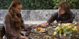 Każdy mięsny posiłek, którym na ekranie delektował się Tyrion, był zrobiony z fotu lub warzyw. Wcielający się w rolę bohatera Peter Dinklage jest bowiem zagorzałym wegetarianinem, aktywnie działającym również w ramach organizacji PETA. 