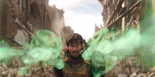 Mysterio wcale nie korzysta z iluzji, a jest po prostu obdarzonymi magicznymi mocami jak Doktor Strange. Większość wydarzeń ukazanych w filmie miałaby rozgrywać się w projekcji rzeczywistości, którą złoczyńca stworzy z wykorzystaniem magii. 