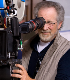 Steven Spielberg miał pojawić się w filmie jako reżyser pracujący z Johnnym Cagem. Ostatecznie jednak z tego planu nic nie wyszło z uwagi na to, że słynny reżyser był zajęty pracą nad innymi projektami.