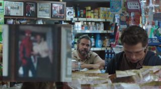 Pan Delmar, przyjacielski sprzedawca, którego poznaliśmy w poprzedniej części, ponownie pojawi się w filmie o Pajączku. Fani spekulują, że w rzeczywistości okaże się on dawnym agentem S.H.I.E.L.D., który na polecenia Fury'ego śledził działalność Petera.