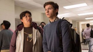 Jedna z końcowych scen produkcji "Avengers: Koniec gry", w której Peter wraca po wymazaniu do liceum, jest jednocześnie sekwencją otwierającą film "Spider-Man: Daleko od domu".